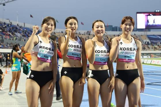 11년만에 한국 신기록을 세운 여자 400m 계주팀. 왼쪽부터 김소은, 강다슬, 이은빈, 김다은. 대한육상연맹